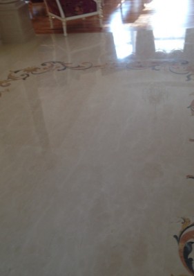 Мраморные полы в зале 120 м2.